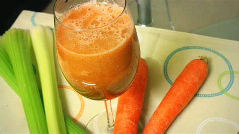 Cómo preparar un jugo de apio y zanahoria para aprovechar sus