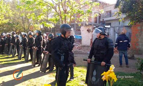 Desalojos En Barrio La Sexta Con Fuerte Presencia Policial