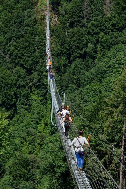 Dossena Italia Paseo Por El Puente Tibetano M S Largo De Europa