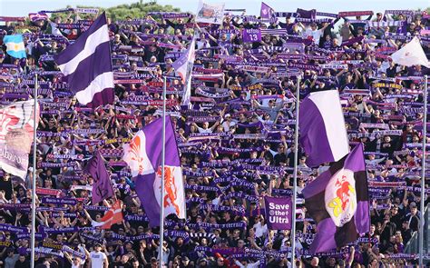 La Carica Dei 700 Tanti Tifosi Viola Al Seguito Della Fiorentina A