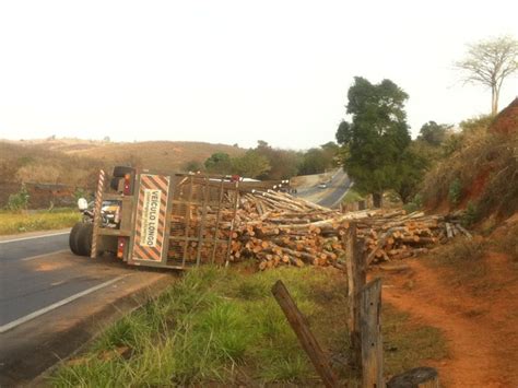 G1 Carreta 45 Toneladas De Madeira Tomba Em Trevo De Valadares