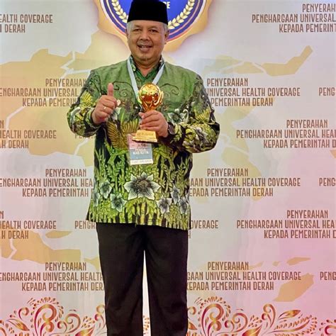 WAKO SOLOK TERIMA PENGHARGAAN UHC AWARD 2023 MINAKONEWS