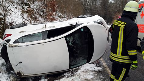 Schneefall und Glätte Unfall mit Sommerreifen Abschleppwagen rutscht