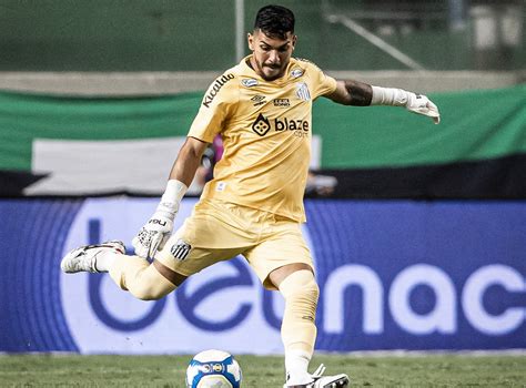 Goleiro do Santos João Paulo agradece mensagens da torcida após sair