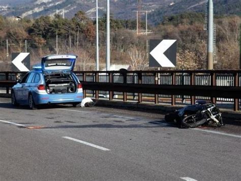 Muore Schiantandosi Con La Moto A Anni Corriere It