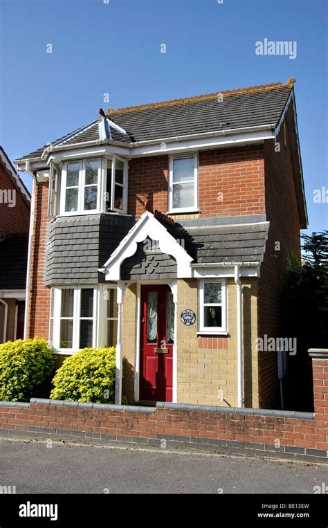 Small house uk hi-res stock photography and images - Alamy