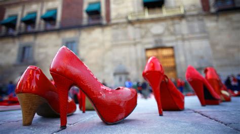 Scarpe Rosse Perch Sono Il Simbolo Della Giornata Contro La Violenza