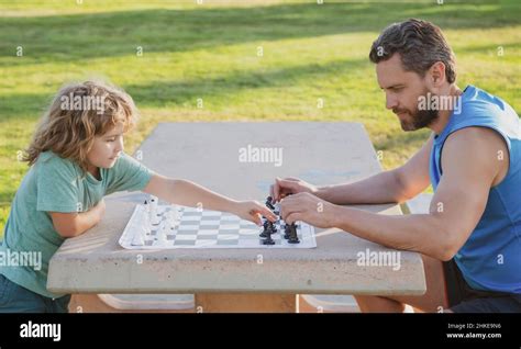 Père et fils jouant aux échecs en passant du temps ensemble dans le