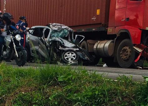 Mulher morre em grave colisão entre carro e carreta na BR 174 Estradas