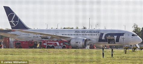 Boeing 787 Dreamliner Makes Emergency Landing In Glasgow Boeing 787