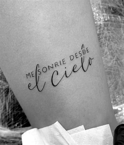 A Woman S Leg With A Tattoo That Reads Me Sonre Desde El Cielo