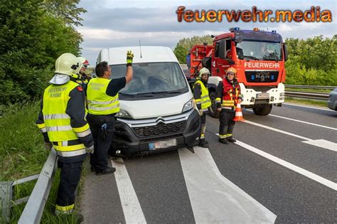 Transporter Verunfallt Auf Der B A Feuerwehr Media