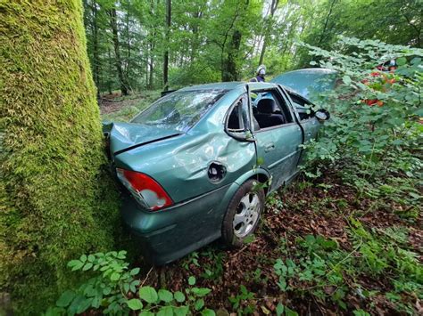 Krombacher H He Pkw Fahrerin Kommt Von Stra E Ab Und Berschl Gt Sich