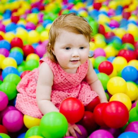 Garota Da Risada Feliz Brincando Brinquedos Bolas Coloridas No