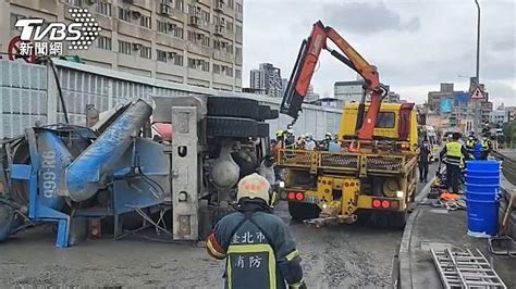 疑過彎不慎！混凝土車險墜落 駕駛手骨折 Tvbs Line Today