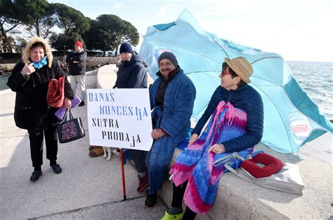 Va Vra Ju Mater Hote Ne Damo Na E Grote Opatijci Prosvjedovali