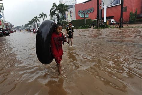 Meski Curah Hujan Berkurang Jakarta Masih Rawan Banjir Republika Online