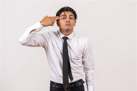 Vue De Face Employ De Bureau Masculin Posant Sur Un Mur Blanc Travail