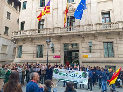 Un Centenar De Polic As Y Guardias Civiles Exigen En Palma Una