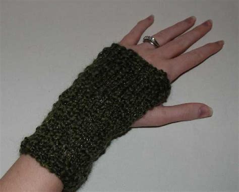 Cozy and Simple Knitting Pattern for Hand Warmers