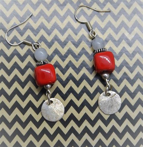 Boucles d oreilles cube rouge en céramique perle grise nacrée anneau