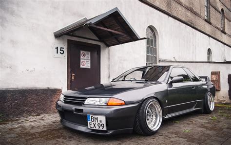 Stanced Skyline R32