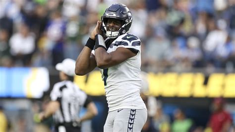 Seattle Seahawks Quarterback Geno Smith Hypes Up Sideline After 11 Yard