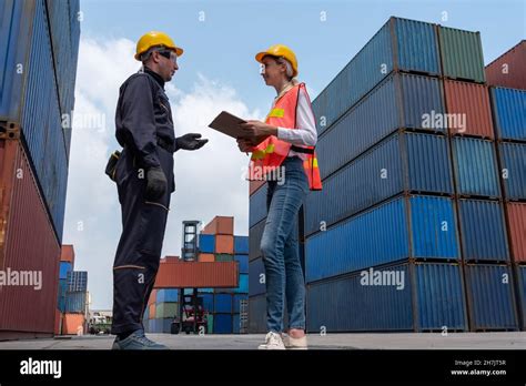 Industriearbeiter Arbeitet Mit Kollegen Auf Bersee Reederei Container