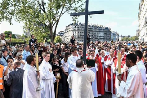 Las Fotos Del Emotivo Vía Crucis Alrededor De Notre Dame Infobae