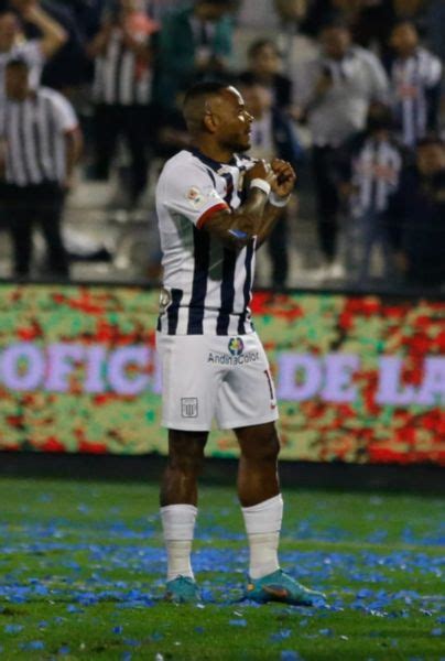 Wilmer Aguirre llegó a los 100 goles con camiseta de Alianza Lima