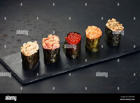 Ensemble de sushi Gunkan Maki avec différents types de poissons saumon