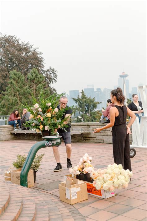 Tyler Lockett engaged to Lauren Jackson at Kerry Park in Seattle
