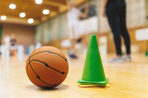 Equipamento De Treino De Basquetebol Em Campo Desportivo No Basquetebol