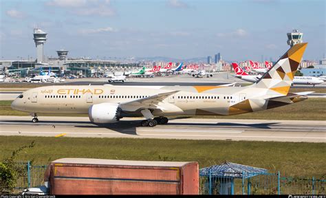 A Blk Etihad Airways Boeing Dreamliner Photo By Kris Van