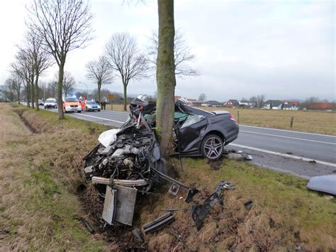 Gegen Baum Junger Autofahrer Kommt In Baden W Rttemberg Ums Leben