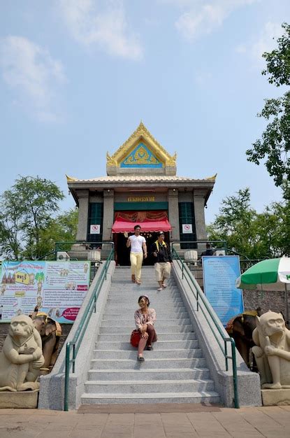 Viajes Y Retratos De Mujeres Tailandesas En El Santuario De Phra Kal