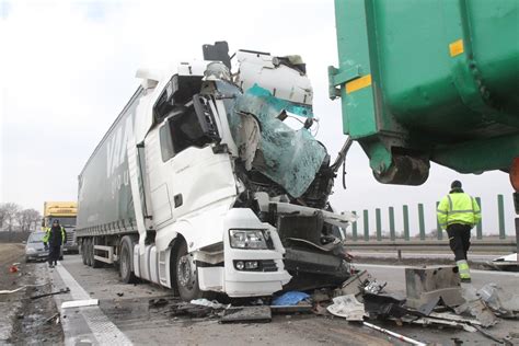 Wypadek na A4 Po zderzeniu ciężarówek autostrada jest zablokowana