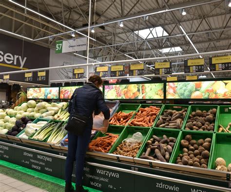 Sklepy otwarte 11 11 2023 Żabka Carrefour Dino W jakich godzinach