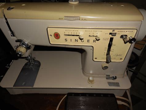 Singer 457K Stylist Bobbin Case #172082-1 w/Metal & Plastic Bobbins #172336 - Sewing