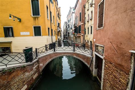 Canal Con G Ndolas En Venecia Italia Arquitectura Y Monumentos De