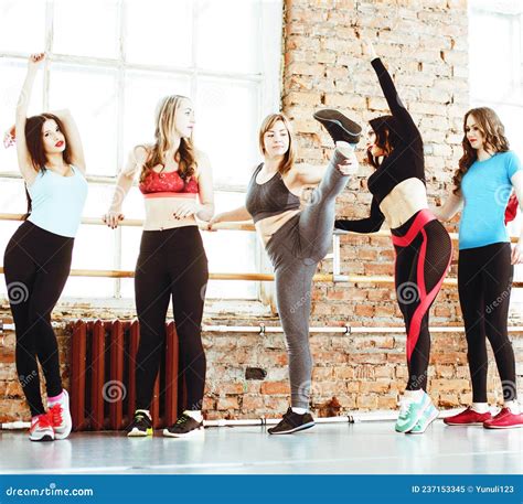 Mujeres Haciendo Deporte En Gimnasia Estilo De Vida Feliz Personas