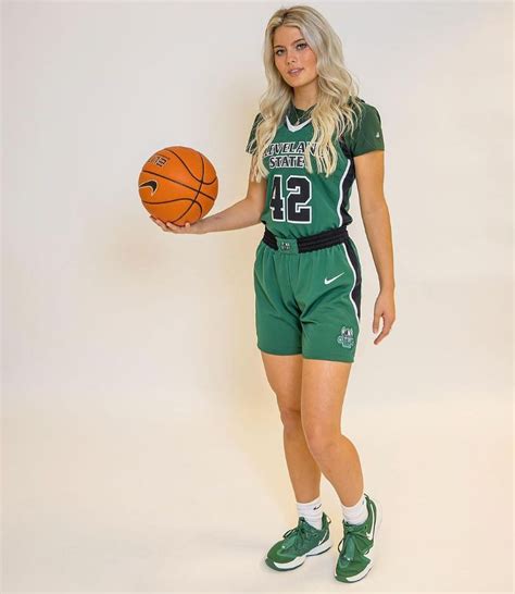 In Photos Cleveland Guard Hannah White Stuns The College Basketball