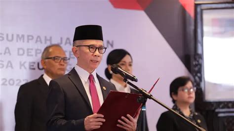 Ketua Ojk Mahendra Siregar Lantik Deputi Komisioner Dan Kepala