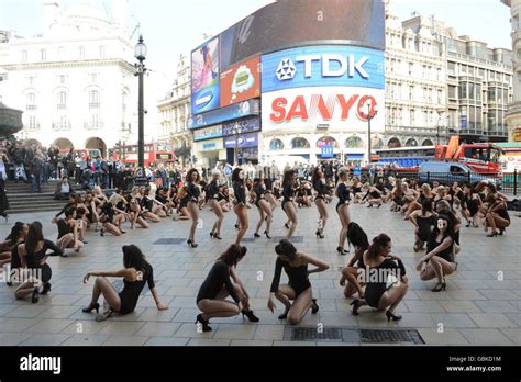 100 Beyonce lookalikes perform the iconic 'Single Ladies' dance, to ...