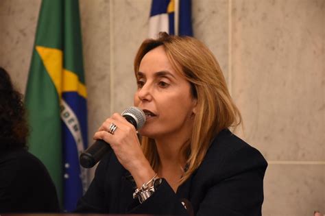 Alessandra Vieira solicita intérpretes de libras para atendimento a