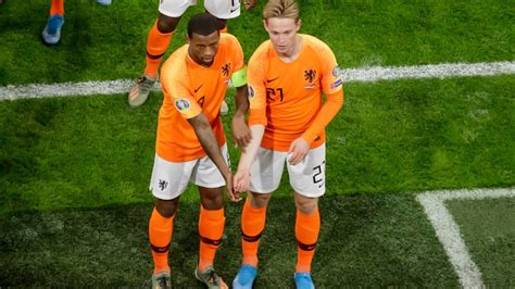 Wijnaldum De Jong Wijnaldum De Jong En Veltman Staan Op Scherp Tegen