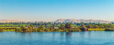 Paisagem Pitoresca Do Rio Nilo Cruzeiro No Nilo Vista Da Costa Aswan