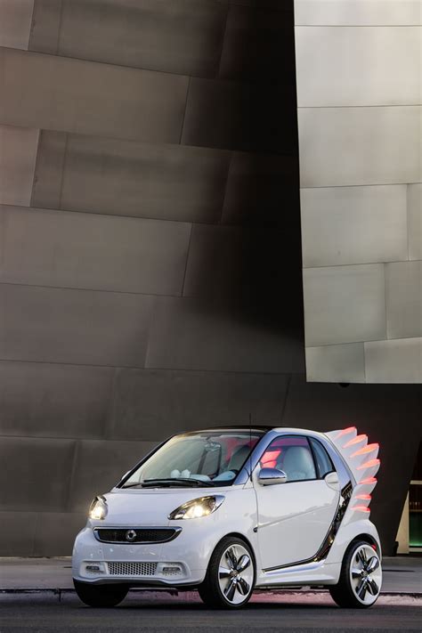 smart fortwo electric drive Gets Its Wings | eMercedesBenz