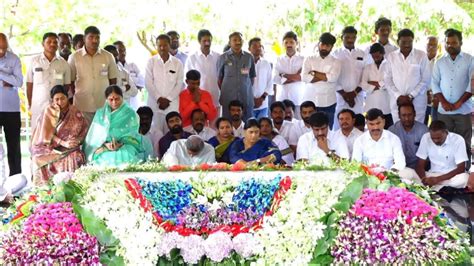 Ys Sharmila Akka Tributes At Ysr Ghat Youtube