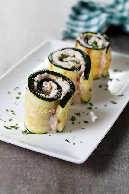 Rouleaux De Courgettes Grillés Farcis De Fromage à La Crème Et De Thon